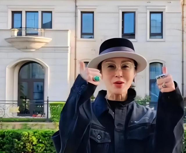 55岁张敏被爆长居泰国,与小10岁男友在清迈买房,看起来瘦得脱相