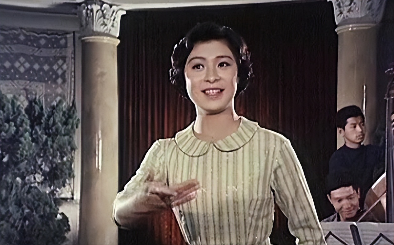 她是国家一级演员，与富豪结婚37年零绯闻，儿子帅气是她的骄傲