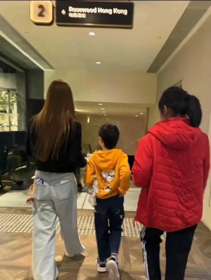 Baby香港吃鸡煲被偶遇，全程光顾聊天了？