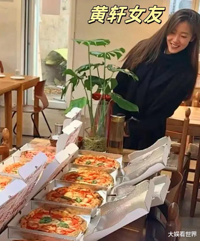 黄轩女友剧组探班,买披萨被赞亲和没架子,本人颜值又美又知性