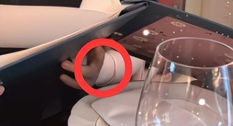 李湘请女儿喝英国下午茶，14岁王诗龄戴大金镯，全身奢侈品像名媛