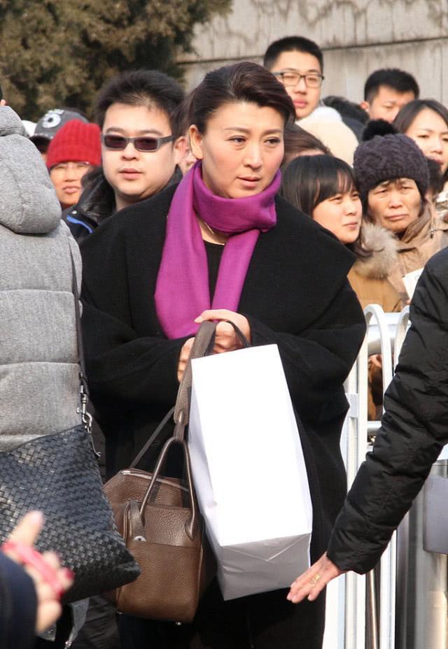 过气明星有多惨？农村走穴，摆摊还债，而他哭穷：卡里只剩100万