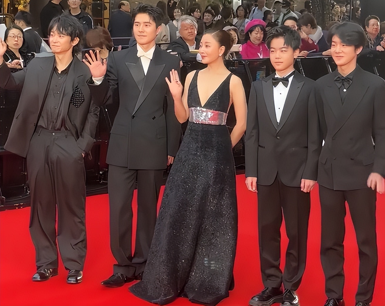 东京这一天,殷桃的松弛,赵丽颖的脸,却全被何超琼抢了风头