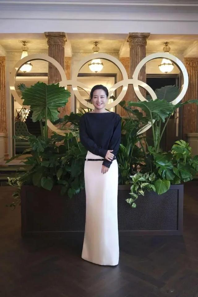 贾玲和谷爱凌同框,贾玲身材反弹冲上热搜,花200万减肥引热议