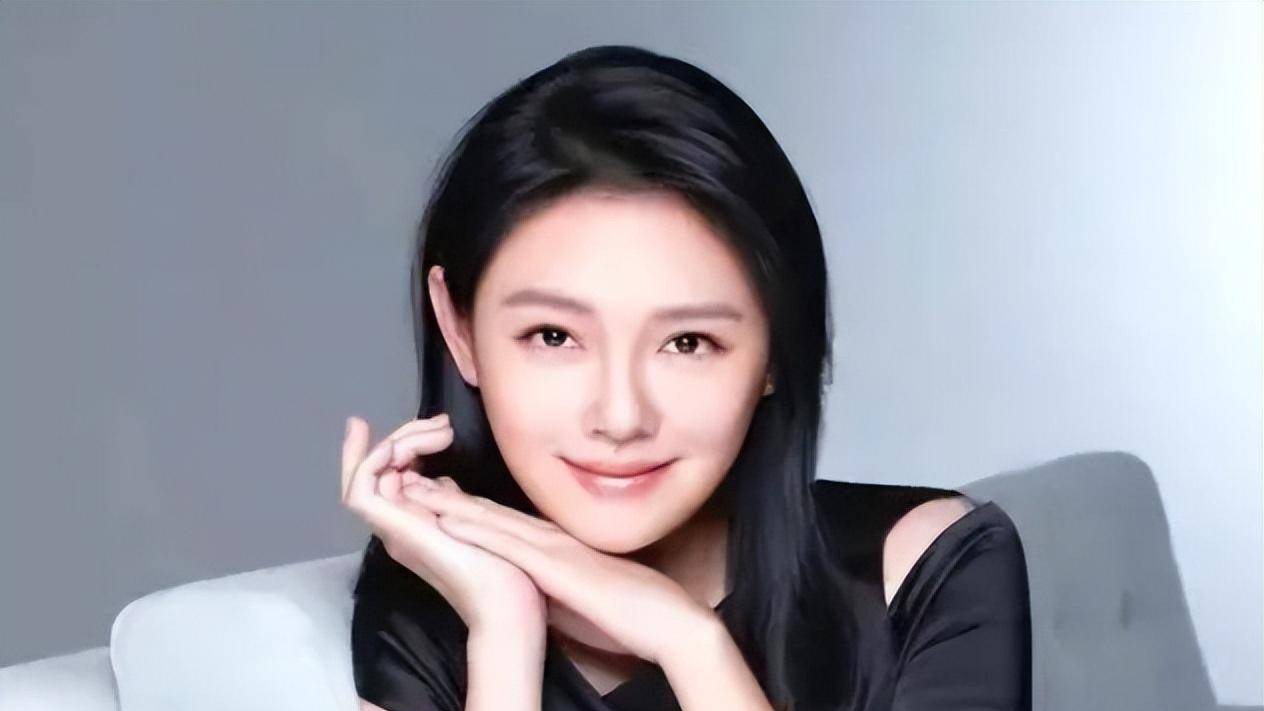 曝张兰被封年损失近4亿，麻六记绝地自救太壮观，员工晒张兰近况！