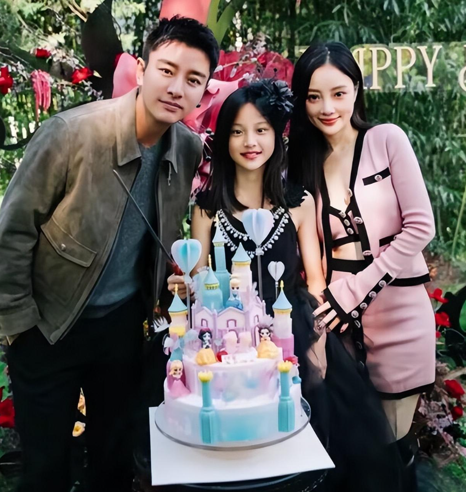 李小璐堂妹大婚，女儿为小姨送钻戒，长腿和妈妈好像两姐妹