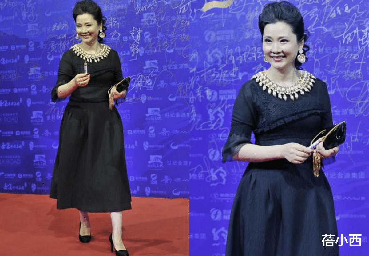 何赛飞换了长卷发减龄10岁,穿小黑裙+鱼嘴鞋,完全没有大妈味