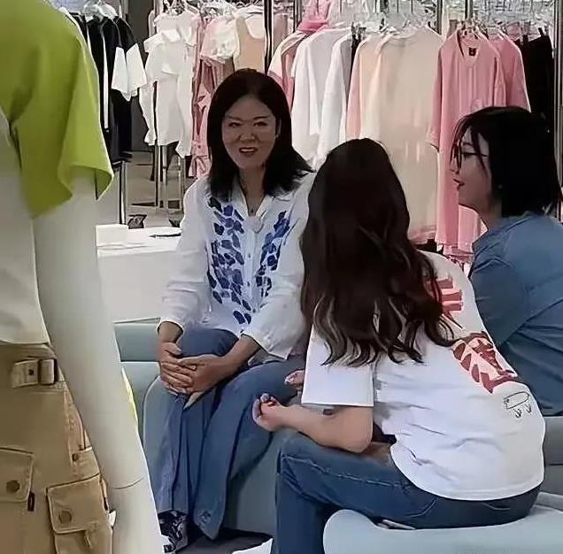 无滤镜现原形,热巴香肠嘴,高圆圆两层游泳圈,杨坤成行走的石像