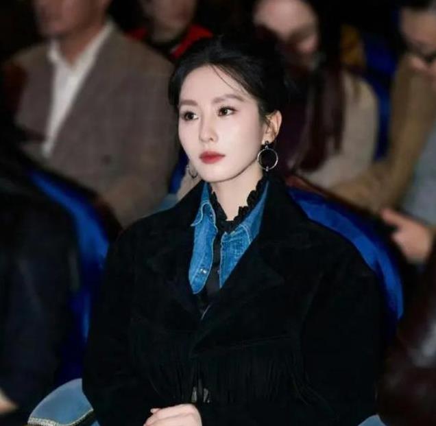 上海这夜，郑秀晶穿薄纱上衣秀身材，被郭晶晶用“奶奶毛衣”艳压