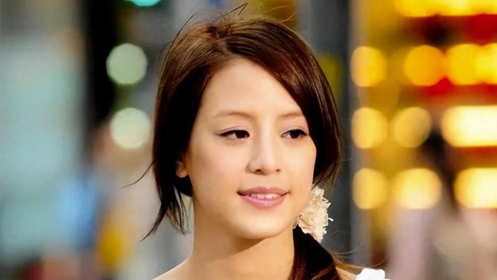 她曾获周杰伦宠溺，却因心急错失天王嫂位置，如今嫁给二婚老外