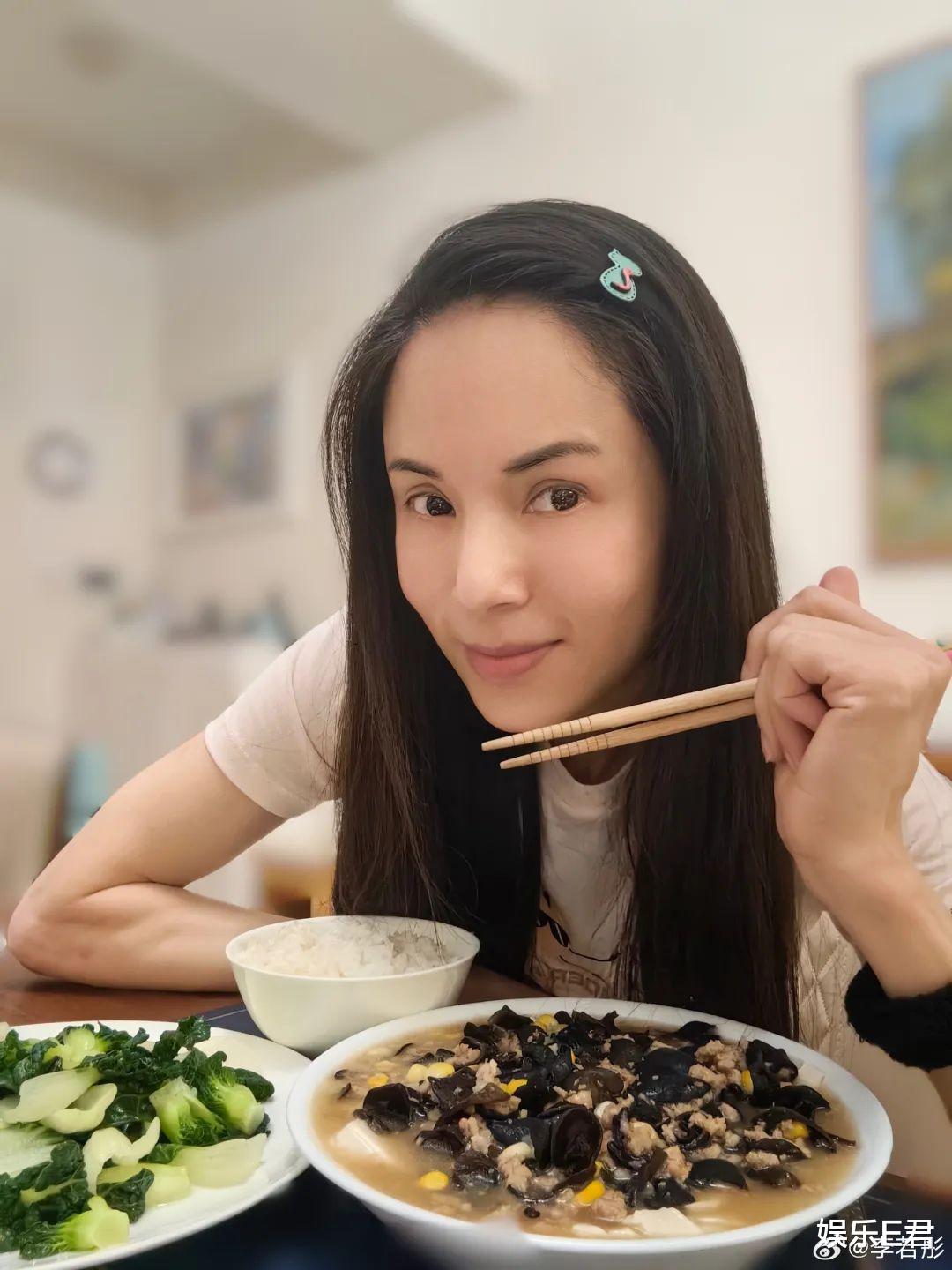 58岁李若彤珠海夜市吃美食,网友负评一面倒:本地人都不去