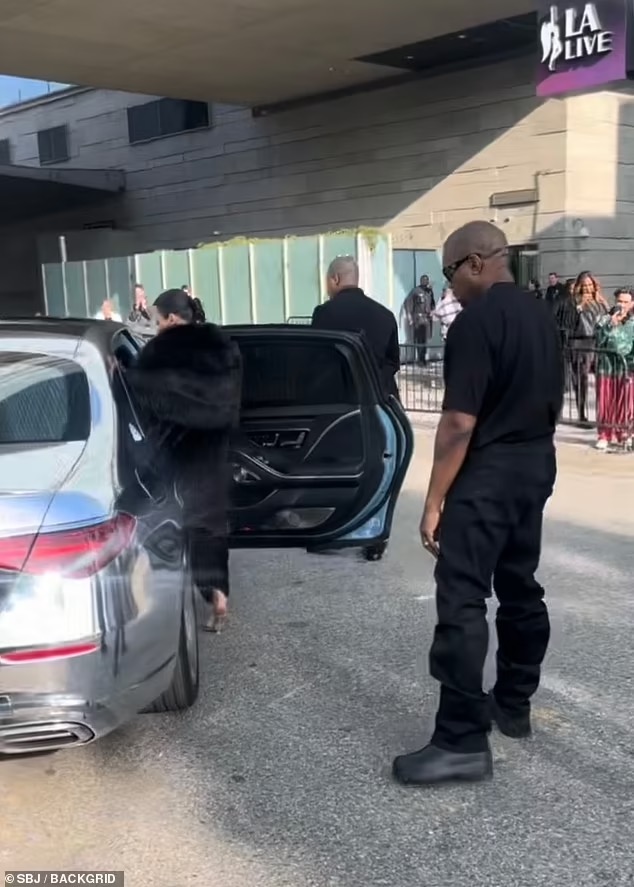 坎耶和妻子比安卡未经邀请现身格莱美颁奖典礼,随后便被赶出来