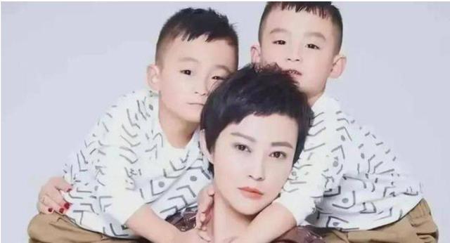 郝蕾在北京大别墅院子种菜,12岁儿子出镜,已经开始长点胡须了