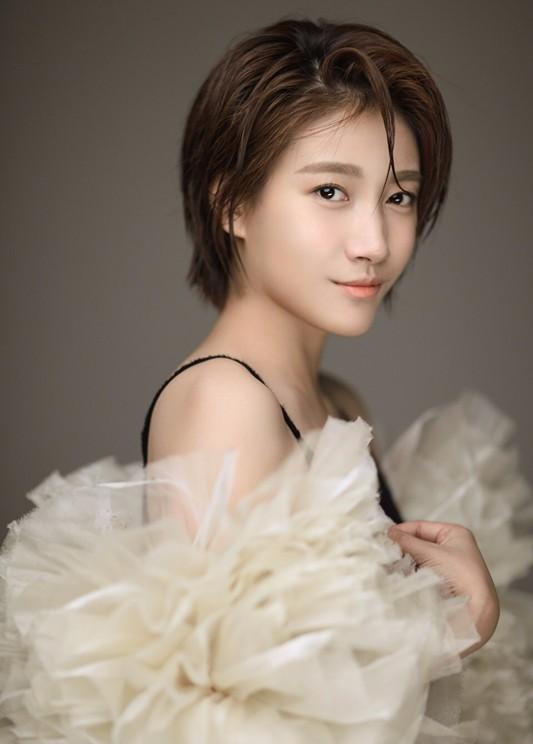 父亲是老戏骨，她长相平平却资源不断，被冯小刚称其低估的星二代