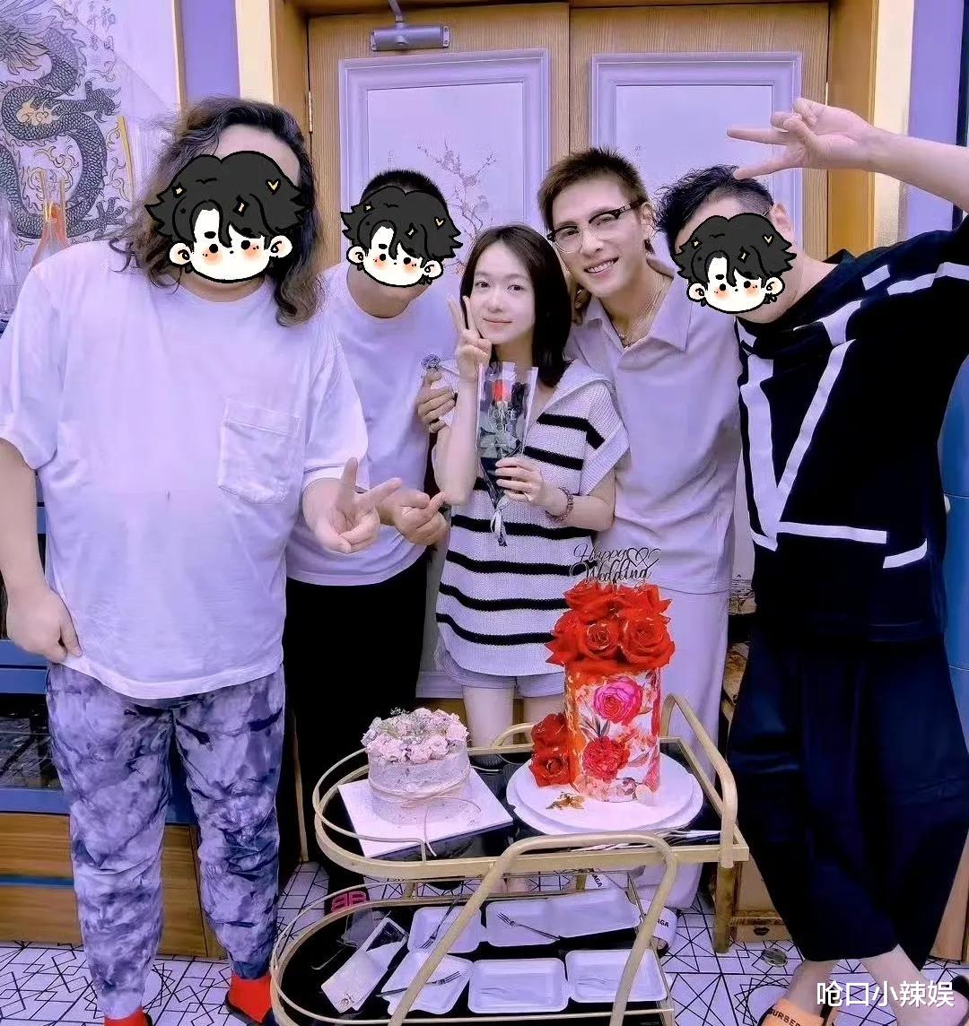 吴谨言洪尧领证后首次同框,花臂搂腰秀恩爱,网友:期待婚礼!