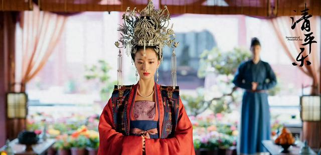 王楚然凤冠霞帔妆造 雍容华贵 很适合她