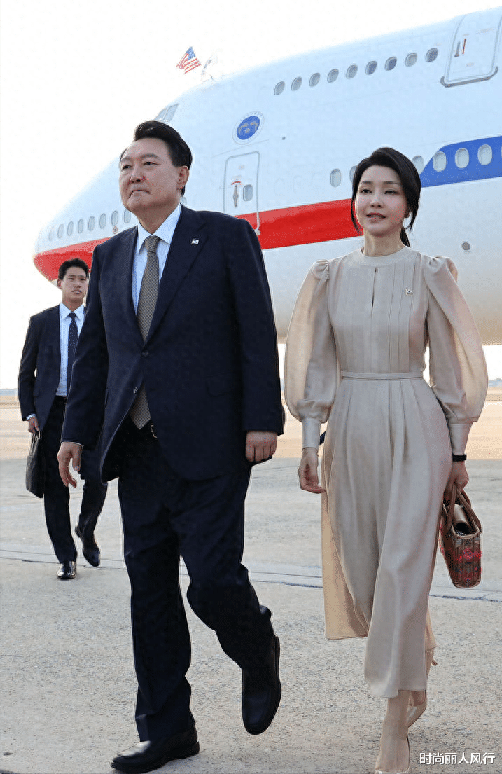 韩国夫人从夏威夷美到华盛顿!穿香槟色纱裙惊艳亮相,美成小仙女
