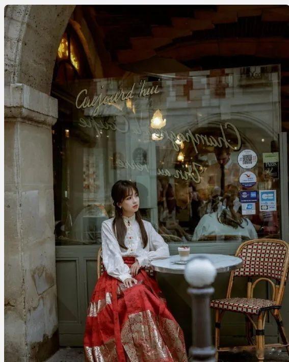 央视女神王冰冰穿马面裙惊艳巴黎,深藏文化密码的中国美