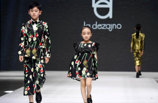 外公嘴角压不住了，8岁女孩，国庆6天挣70万! 全款给外公买迈巴赫