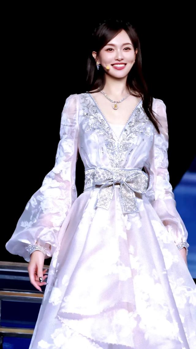 中秋这夜!41岁的唐嫣杀疯了!秒了刘涛关晓彤金晨穿新中式的女星