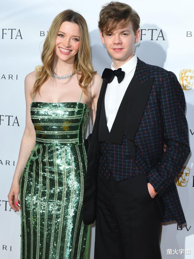 马斯克的38岁前妻大婚，和娃娃脸男星喜结连理，乡村婚礼很复古