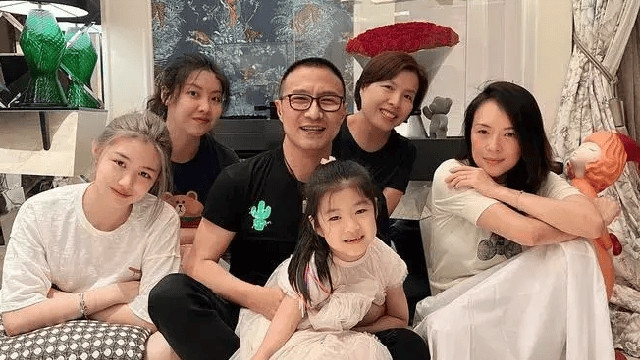 章子怡前男友暴瘦似骷髅，二人曾海边“叠罗汉”，曝81张私密照女方做梦都想删