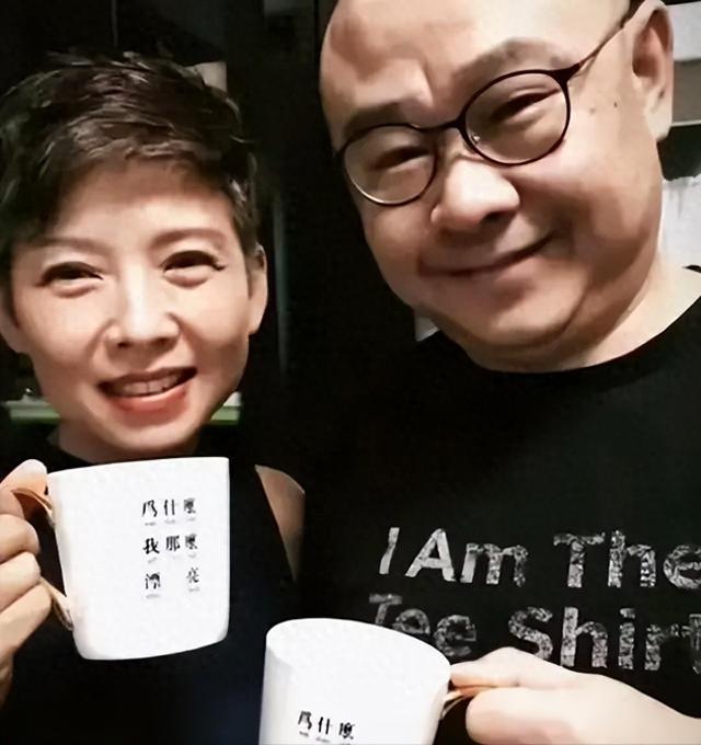 刀郎一家罕见露面:和美丽的老婆、女儿、外孙在一起好幸福