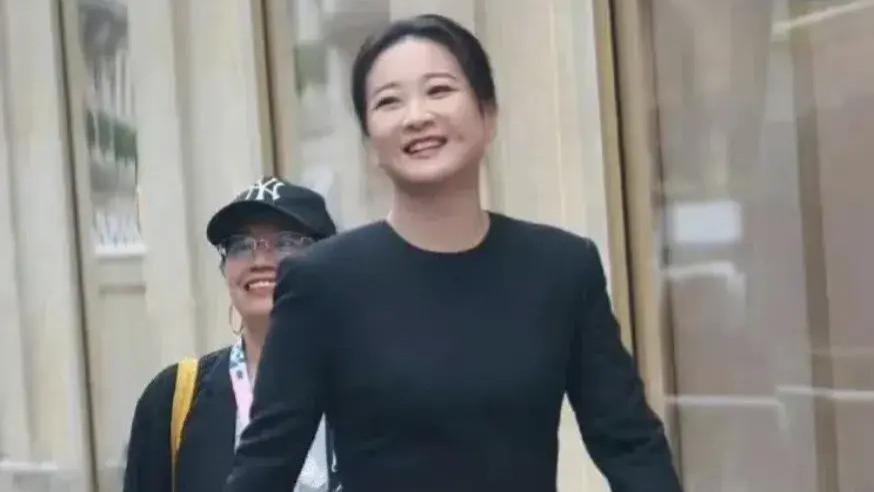 贾玲与谷爱凌同框合照，瘦下来的贾玲腰臀比绝了，年龄不是问题啊