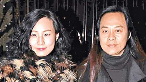 他是草蜢成员，娶传奇旺夫女，视继女如己出，今闷声发财儿女双全