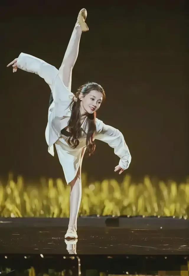 郑恺|太幸福了！郑恺综艺中快速找到了妻子苗苗，节目组却打错郑恺名字