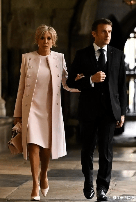 马克龙有多爱大24岁布丽吉特?在游艇上摸着她的脚踝,深情注视她