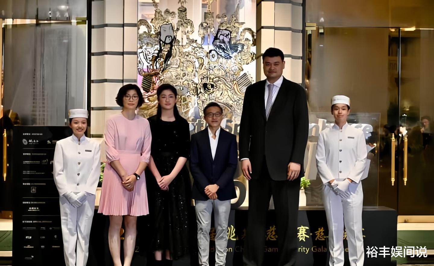 姚明一家三口现身慈善晚宴!女儿上台发言,留长发穿黑裙落落大方