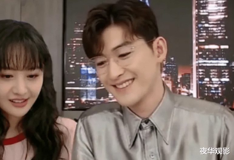 34岁郑爽美国陪爸爸逛商场，穿超短裤秀纤细漫画腿，手握2.3亿亲自带娃