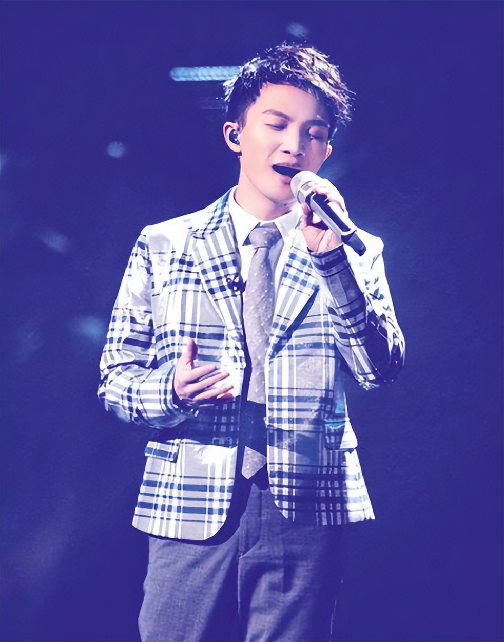 知名音乐人炮轰周深:一直在装稚嫩,装综艺范儿,高音不好听