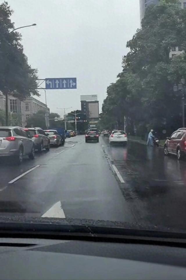 小杨阿姨一拖二，带玥儿和琳琳去海边玩！网友:停播10天！