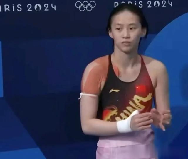 陈芋汐大学报到,短发精致发卡青春活力,友好送同学奥运会周边