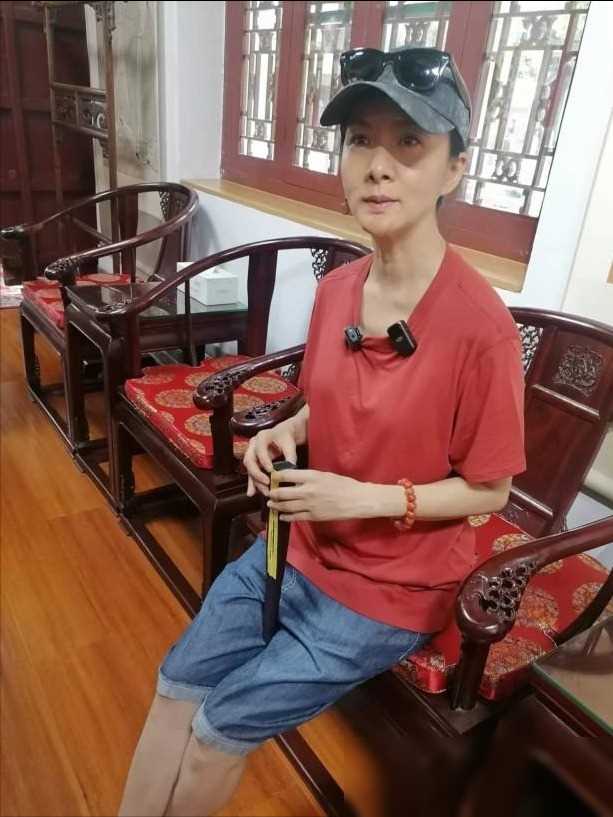 50岁演员谢兰定居在美国,回国容貌变化太大,脸部油腻还不对称。