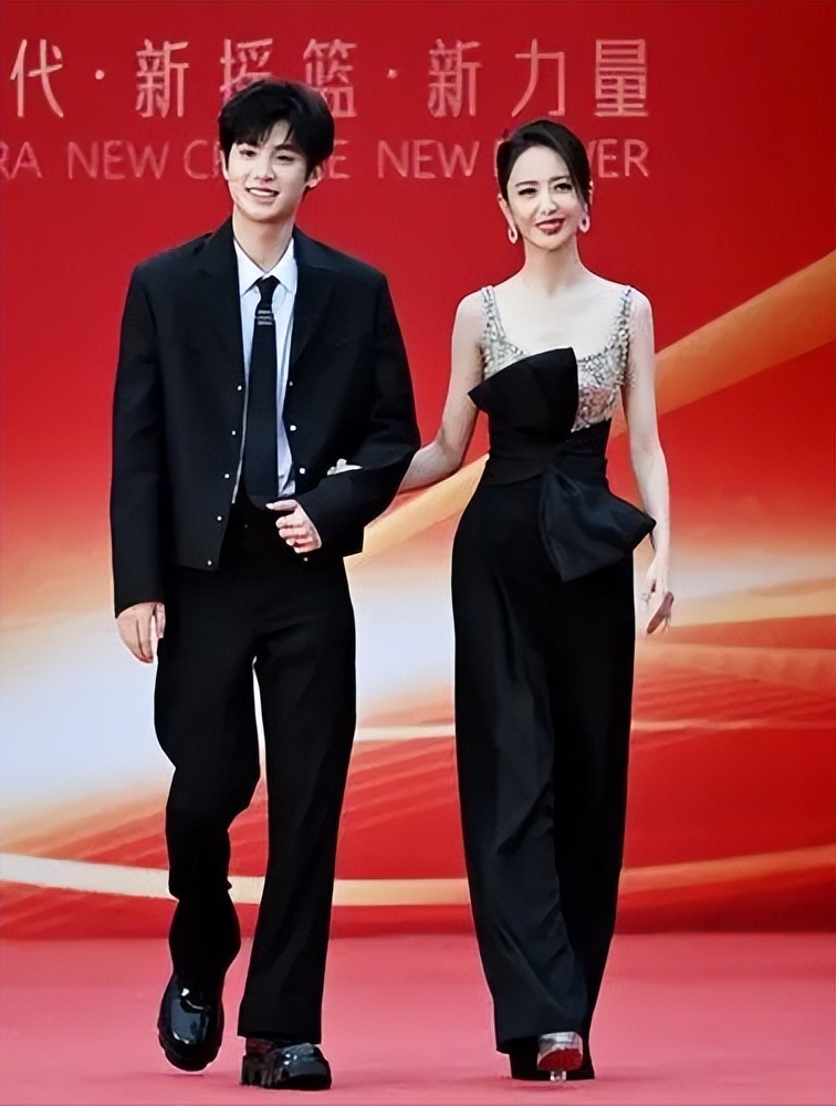 41 岁佟丽娅,身材火辣燃爆长春电影节,看完不知陈思诚后悔吗?