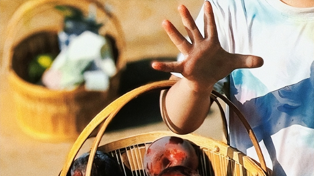 韩庚晒1岁女儿近照，小宝贝长势喜人，挎着一篮水果凹造型超可爱