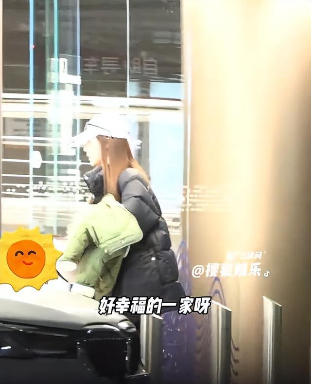 36岁释小龙带妻女逛商场,妻子撞脸杨颖身材火辣,开迈巴赫好低调