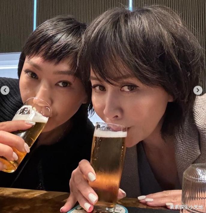 刘嘉玲和弟媳妇一起喝香槟，和梁朝伟在彩虹椅上依偎合影