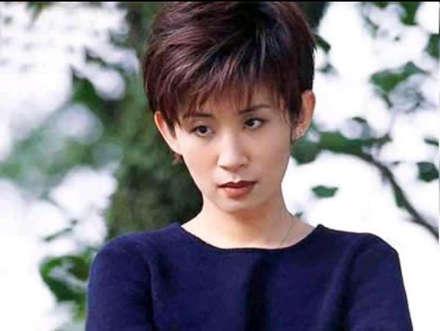 53岁朱茵和58岁吴君如一夜间就老了,56岁伊能静却依然美得很坚挺