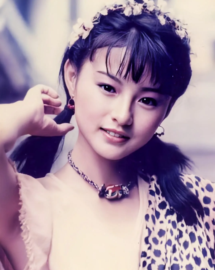 李赛凤：拍《僵尸先生》的时候，导演让我把领口拉的越低越好