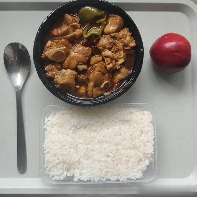 上海女子月入2w不结婚,晒一人餐走红朋友圈,网友:白给我都不吃