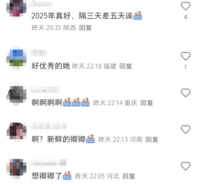 51岁董卿和儿子现身南通！素颜与网友合照，发际线与法令纹明显