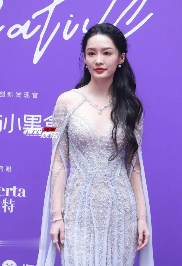 GQ红毯:娜扎瘦骨嶙峋,金晨鼻翼皮肤太真实,43岁宋佳竟秒了全场