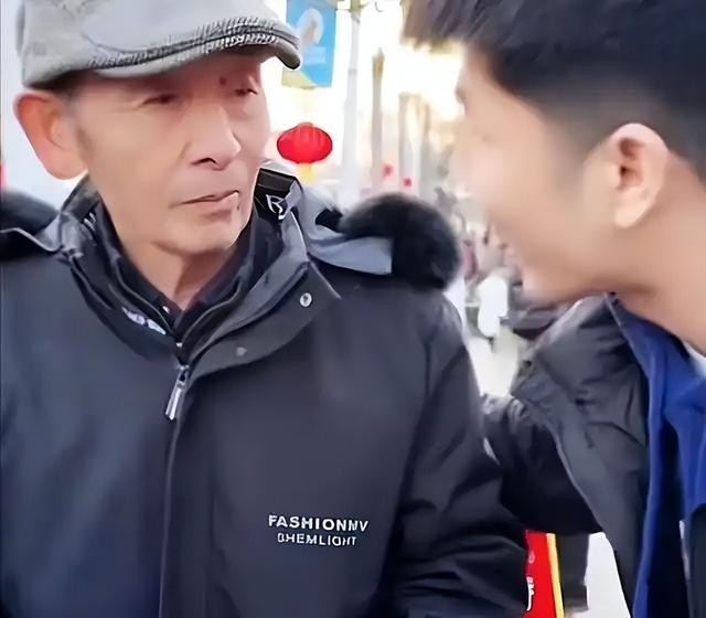 接地气!刘强东父母低调坐车离开光明村,不忘用红色桶带着农货