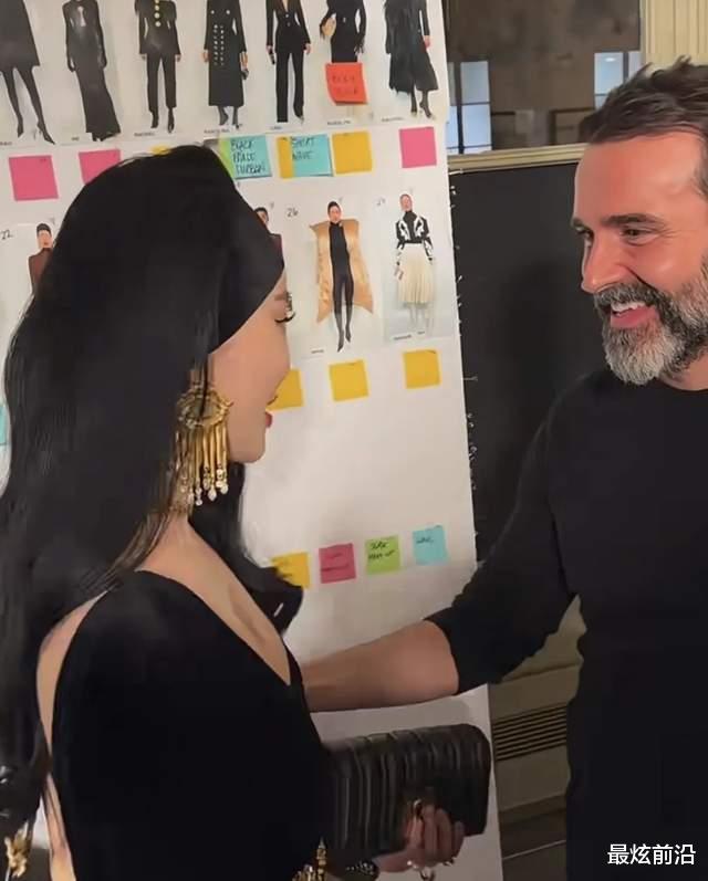 范冰冰国外复出放得开！穿紧身裙戴发带妖艳，一旁老外眼睛看直了