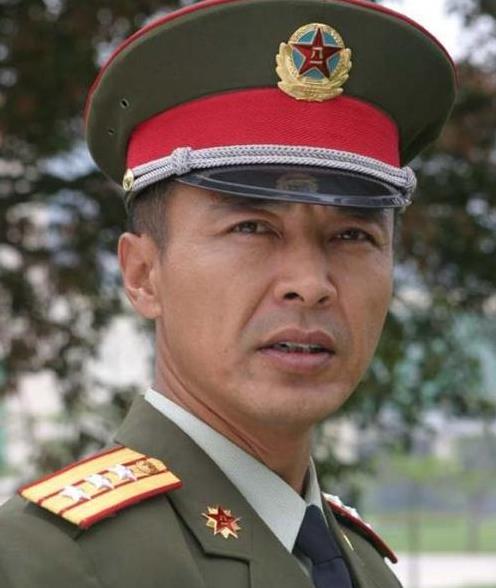 他是“军旅一哥”,与发妻结婚33年零绯闻,儿子有才颜值高是歌手