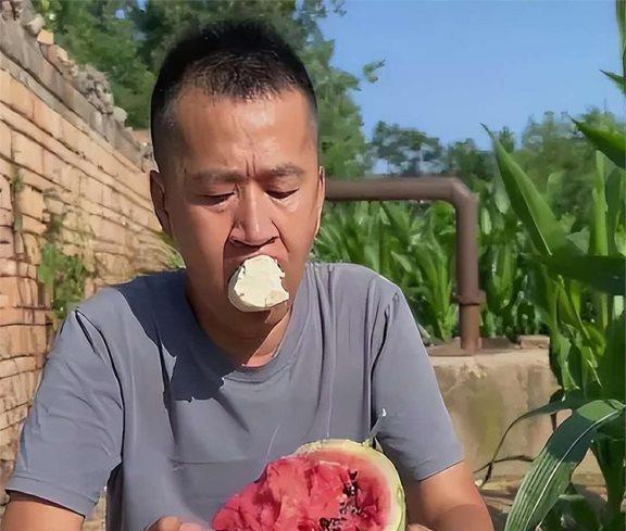 四位曾经火热的演员，如今过气回归普通生活：喂猪放牛、卖菜炒面